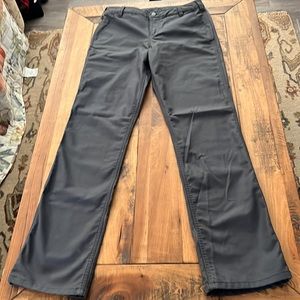 Carhartt women’s olive green pants, size 6 T